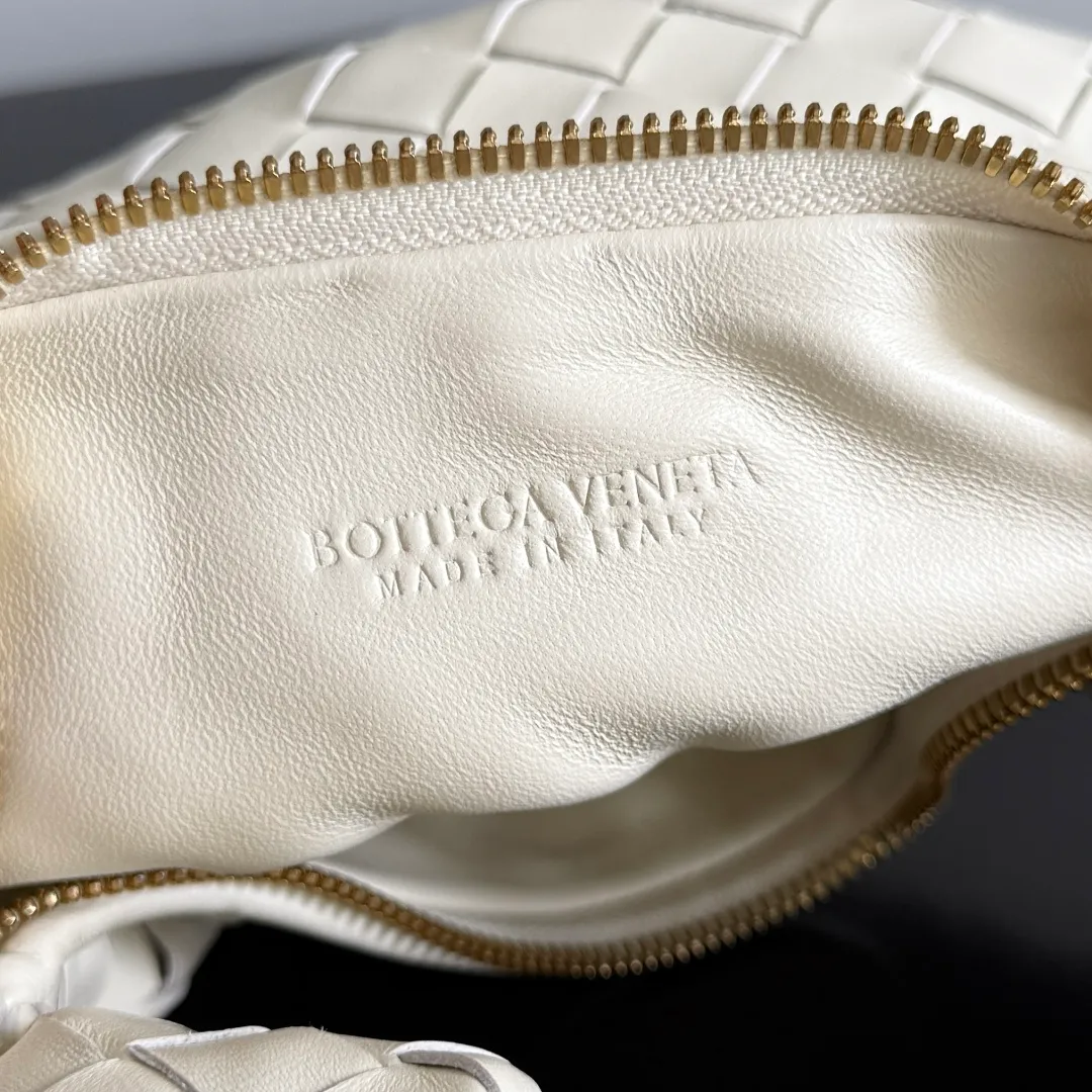 Batch 1120 Bottega veneta͙.——The latest woven knotted hobo🔥 The top-grade lambskin leather is very soft, the bag shape is unique, practical and durable. It retains the traditional woven elements while being a little more flamboyant ~ Made of hand-woven sheepskin, zipper opening and closing, curved seamless structure, effortless to match. Highly recommended⚠️⚠️⚠️ The highest-end in the market🌈 Welcome to compare [all shipped from the factory with a full set of packaging] size: 26x13x8.5cm.    Model: 651876